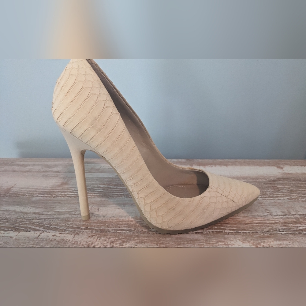 BCBGMaxAzria Faux Croc Leather Nude Stiletto Pumps 7.5